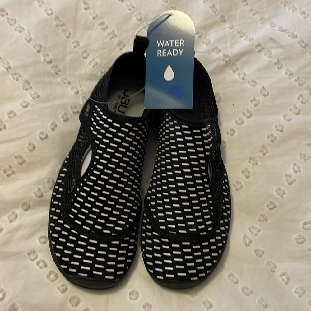 Women’s Water Shoes (NWT)